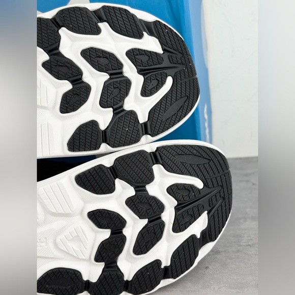 Hoka Clifton 10 Black White BWHT Running Shoes Women’s Size 10B Worn Once! - Picture 5 of 6